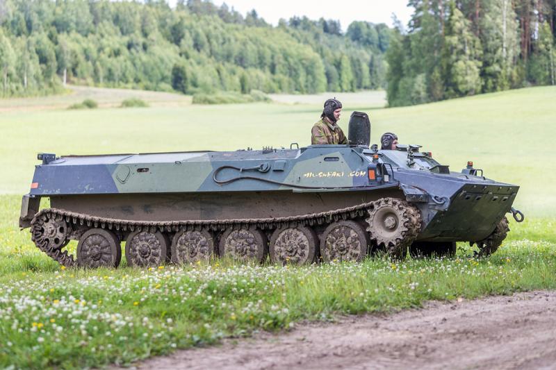 MT-LB miehistönkuljetuspanssarivaunu.