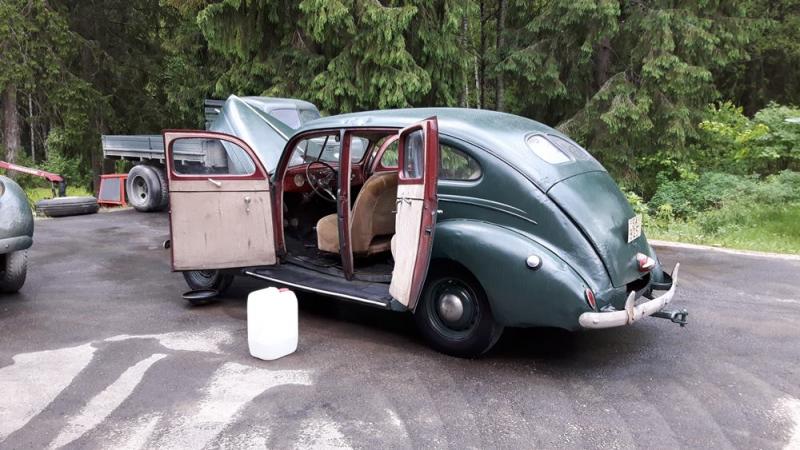 Ford Deluxe -henkilöauto -39