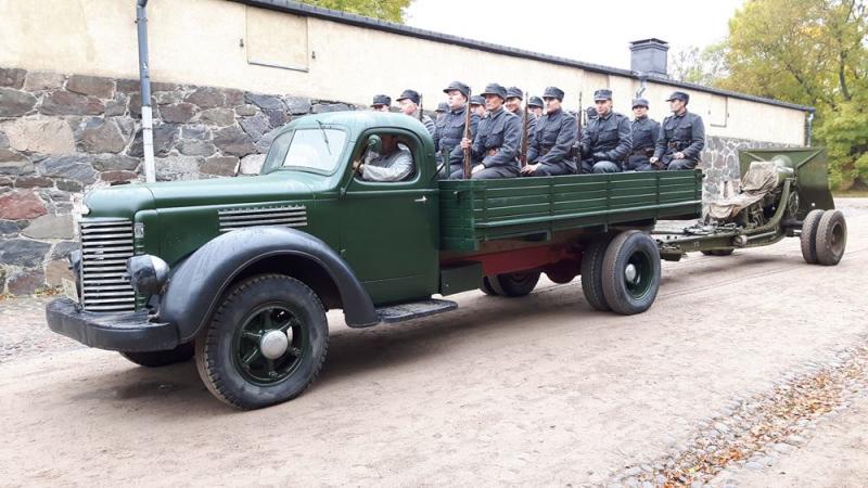 International kuorma-auto -40 + 1kpl puoliperävaunu