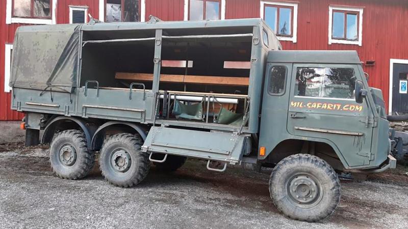 Voimme myös noutaa tai viedä ryhmänne Volvo C303 sotilasajoneuvolla paikasta toiseen.